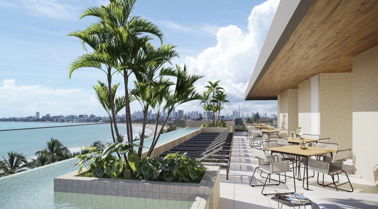 Rooftop com piscina e vista para o mar